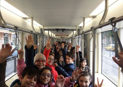 foto bambini in tram