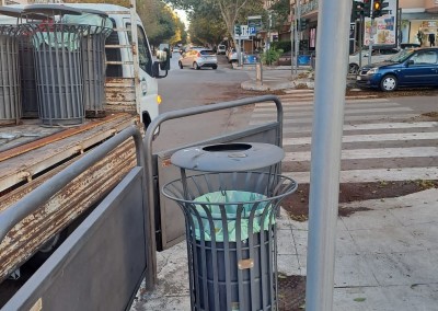 mentre tolgono i cestini